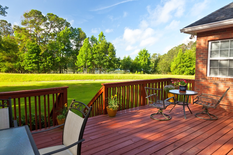 Buying Wood Deck Railing in Chicago Doesn’t Have to Be Difficult